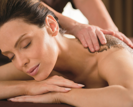 Mujer disfrutando de un masaje en el spa
